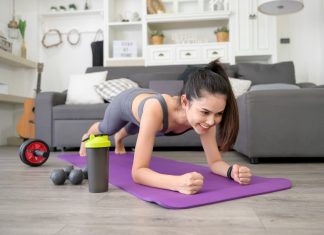 Jak cvičit v karanténě? Vyzkoušejte prkno. prkno cvik